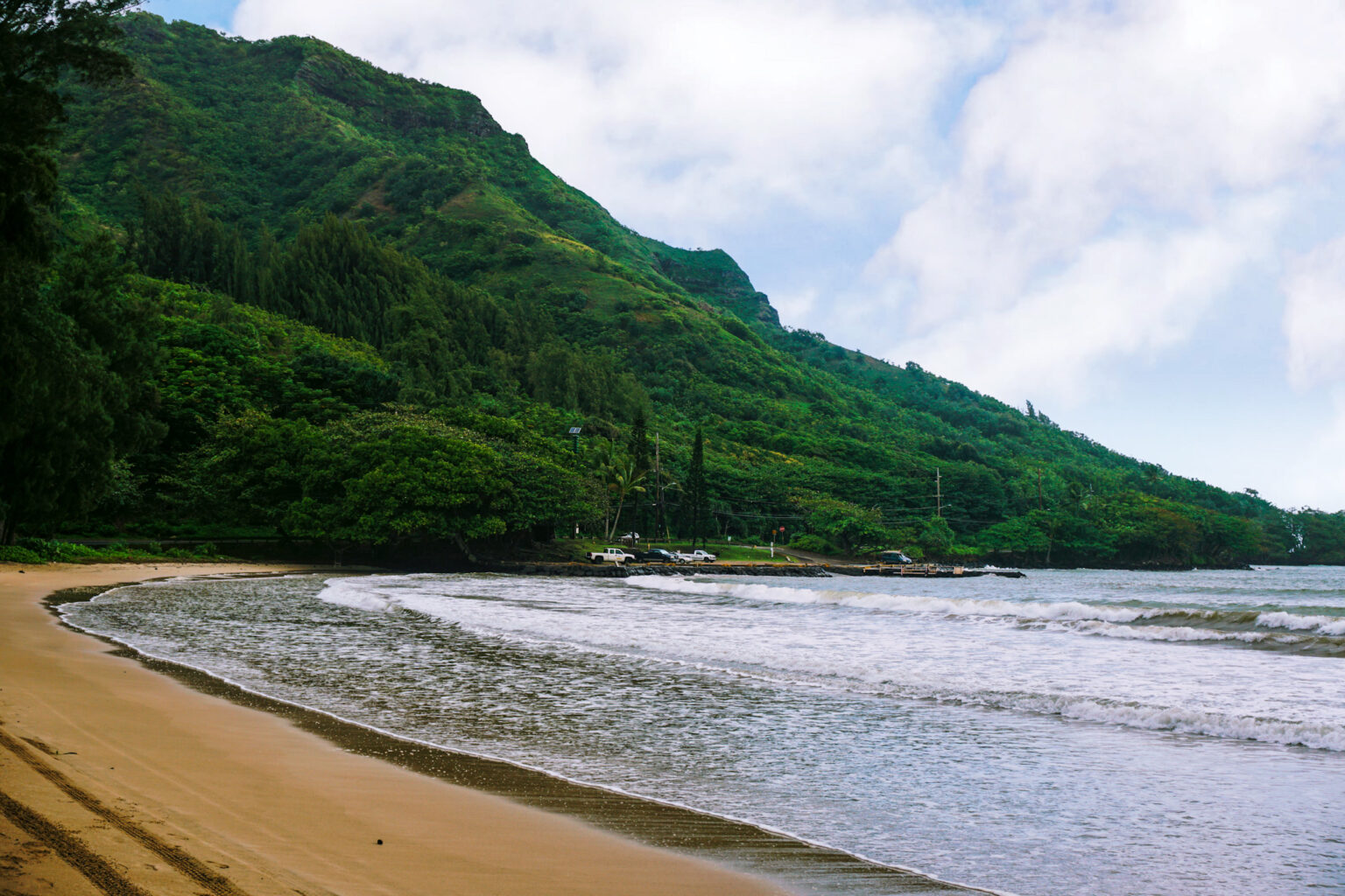 Kahana Bay Beach Park - LAURALOHA TRAVEL